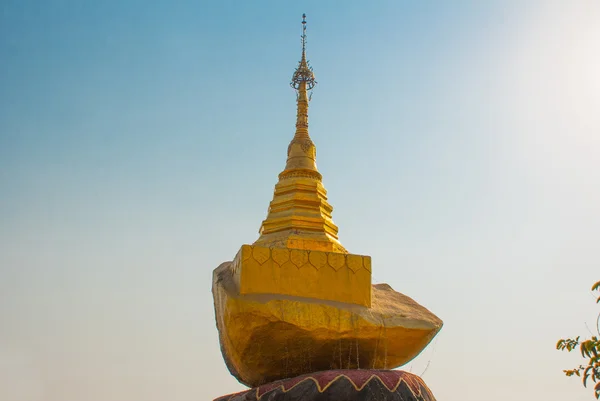 Pequeña piedra dorada. Roca dorada. Kyaiktiyo pagoda. Myanmar — Foto de Stock