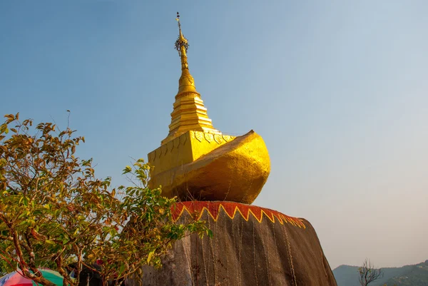 Pequeña piedra dorada. Roca dorada. Kyaiktiyo pagoda. Myanmar — Foto de Stock