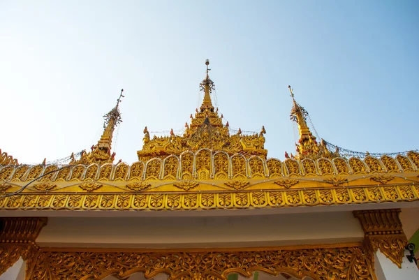Guld-vagga eller Kyaiktiyo pagoda med blå himmel bakgrund, Myanmar — Stockfoto