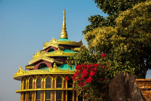 Detalle de oro arquitectónico. Pagoda Kyaiktiyo. Myanmar — Foto de Stock