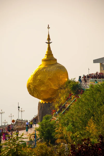 Rock dorado o pagoda Kyaiktiyo. Myanmar — Foto de Stock