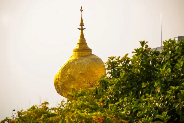 Pedra dourada ou Kyaiktiyo pagoda. Mianmar — Fotografia de Stock