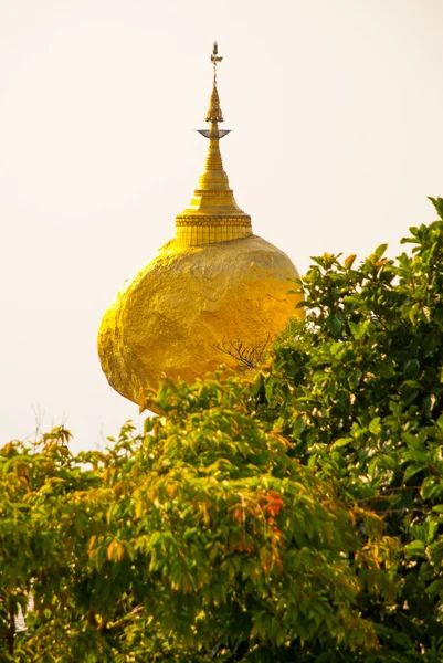 Rock dorado o pagoda Kyaiktiyo. Myanmar — Foto de Stock