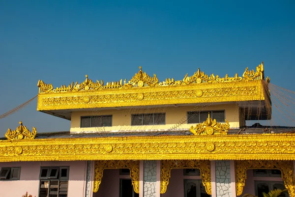 Detalhe arquitetônico dourado. Kyaiktiyo Pagoda. Mianmar — Fotografia de Stock