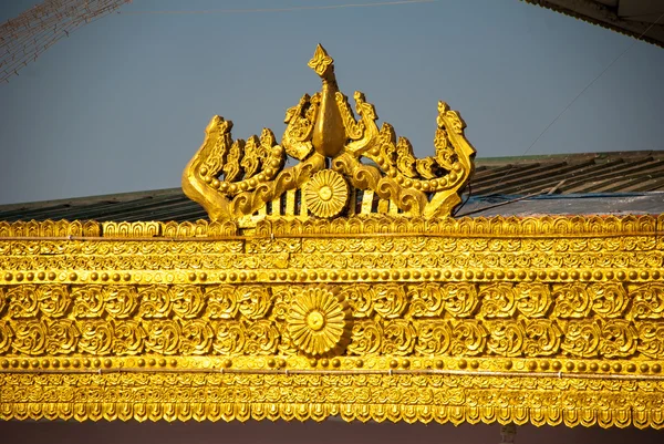 Goldenes architektonisches Detail. kyaiktiyo-Pagode. Myanmar — Stockfoto