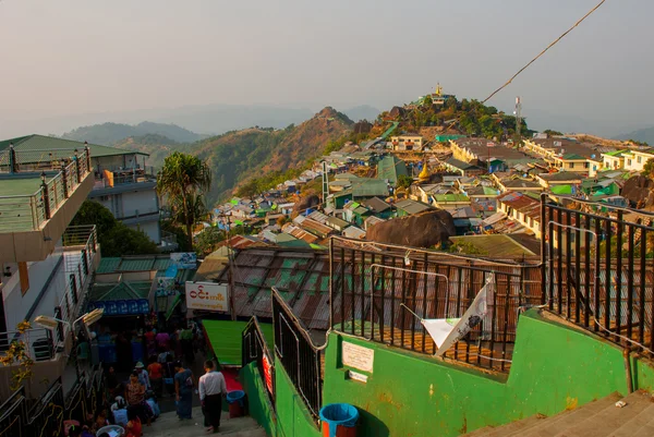 Yerlilerin yaşadığı köy. Dağlardan görüntüleyin. Myanmar — Stok fotoğraf