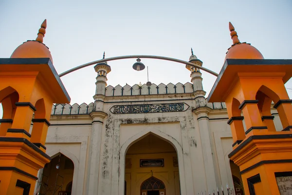 La rue principale de Mawlamyine, Myanmar, avec la belle mosquée. Birmanie . — Photo