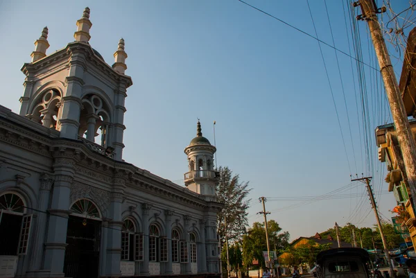 O mainstreet de Mawlamyine, Myanmar, com a bela mesquita. Birmânia . — Fotografia de Stock
