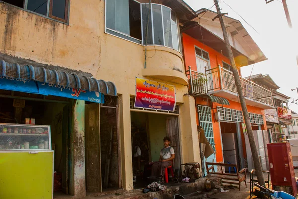 하우스와 거리입니다. Mawlamyine입니다. 미얀마입니다. 버마. — 스톡 사진