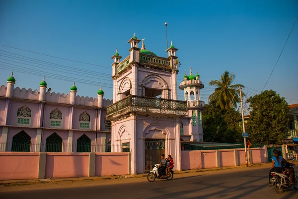Bela mesquita. Birmânia. Mawlamyine, Mianmar . — Fotografia de Stock