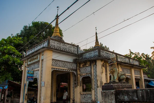 Świątynia na ulicy. Pindaya. Myanmar. Birmy. — Zdjęcie stockowe