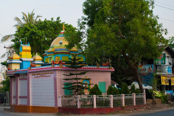 Templo na rua. Mawlamyine. Myanmar. Birmânia . — Fotografia de Stock