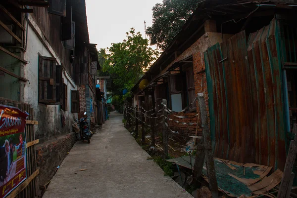 Calle con casas. Mawlamyine. Myanmar. Birmania . — Foto de Stock