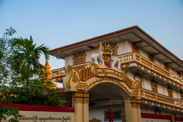 Porta de entrada para o templo. Figurinas de elefantes. Mawlamyine. Myanmar. Birmânia . — Fotografia de Stock