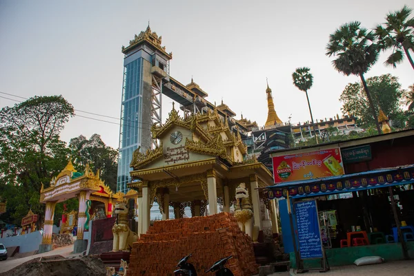 Ascensor. Kyaik Tan Lan. La pagoda del viejo Moulmein. Mawlamyine, Myanmar. Birmania . — Foto de Stock