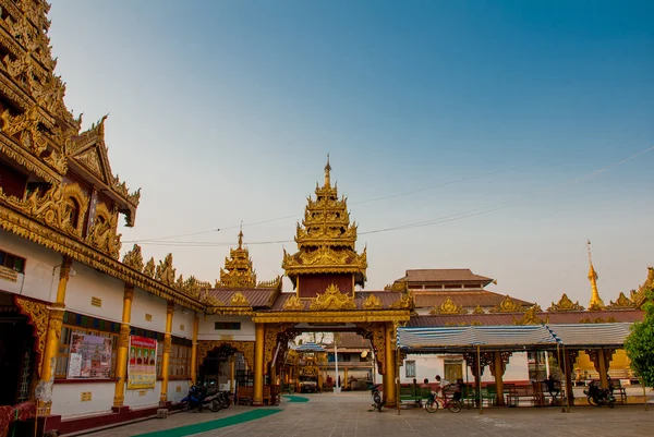 Güzel tapınak altın Hha an. Myanmar küçük bir kasabada. Burma.