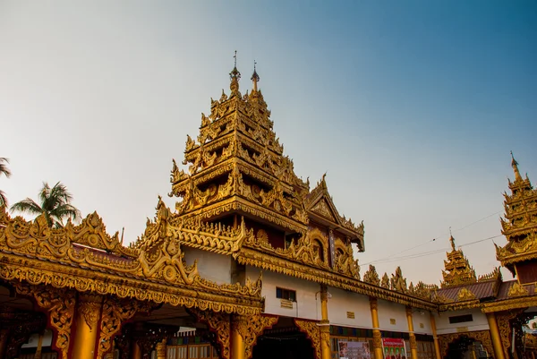 Güzel tapınak altın Hha an. Myanmar küçük bir kasabada. Burma.