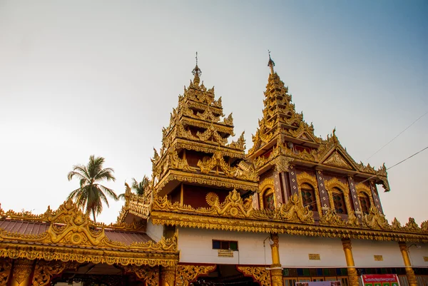Prachtige tempel met goud in een klein stadje Hha-an. Myanmar. Birma. — Stockfoto