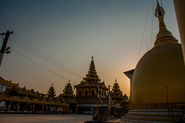 Gyönyörű templom arany egy kisvárosban Hha-an. Mianmar. Burma. — Stock Fotó