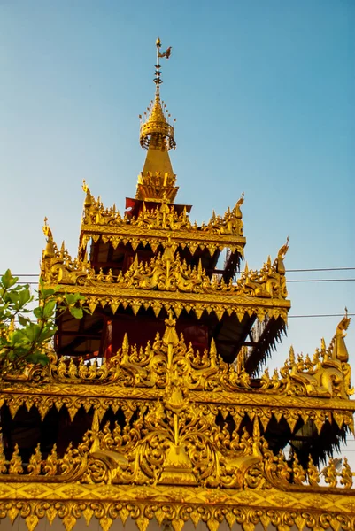 Schöner Tempel mit Gold in einer kleinen Stadt hha-an. Myanmar. Burma. — Stockfoto