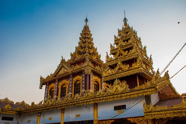 Hermoso templo con oro en una pequeña ciudad Hha-an. Myanmar. Birmania . — Foto de Stock