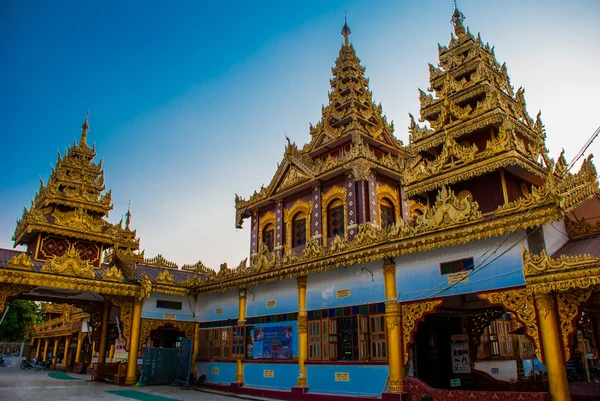 小さな町 Hha 生息ミャンマーの金で美しい寺院。ビルマ. — ストック写真