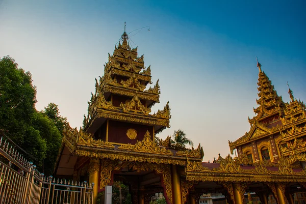 Güzel tapınak altın Hha an. Myanmar küçük bir kasabada. Burma.