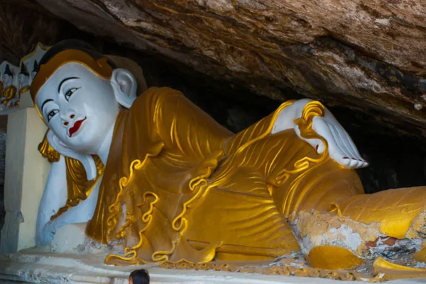 Большая статуя Будды, которая лежит, религиозная резьба. Hpa-An, Мьянма. Бирма . — стоковое фото