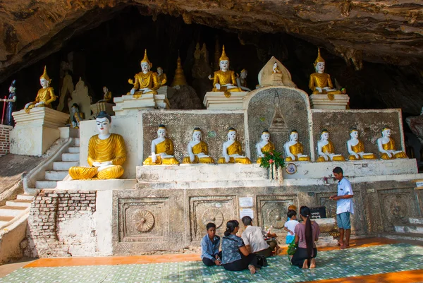 Многие статуи Будды сидят, религиозная резьба. Hpa-An, Мьянма. Бирма . — стоковое фото