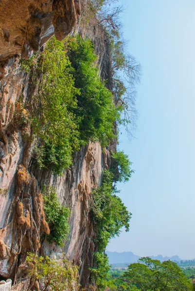 Vista superior das cavernas sagradas. Hpa-An, Myanmar. Birmânia . — Fotografia de Stock