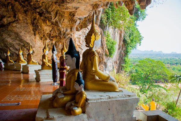 Удивительный вид на много статуй Будд и религиозной резьбы на известняковой скале в священной пещере. Hpa-An, Мьянма. Бирма . — стоковое фото