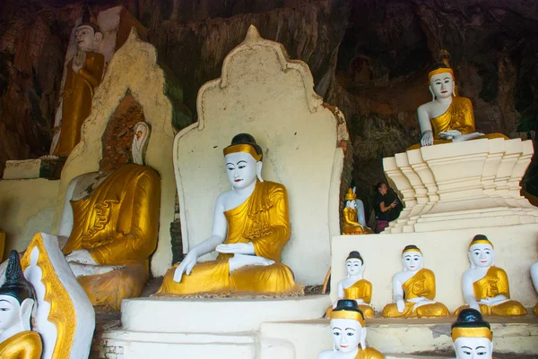 Viele Buddha-Statuen sitzen, religiöse Schnitzereien. hpa-an, myanmar. Burma. Stockbild