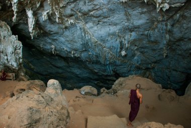 Kireçtaşı rock kutsal mağara üzerine şaşırtıcı görünümü dini oyma. HPa-An, Myanmar. Burma.