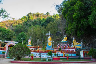 Görünümü çok Buda inanılmaz heykeller ve kireçtaşı rock kutsal mağara üzerine dini oyma. HPa-An, Myanmar. Burma.