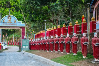 Birçok heykel birbirine yüz keşiş kutsal mağara girişinde. HPa-An, Myanmar. Burma