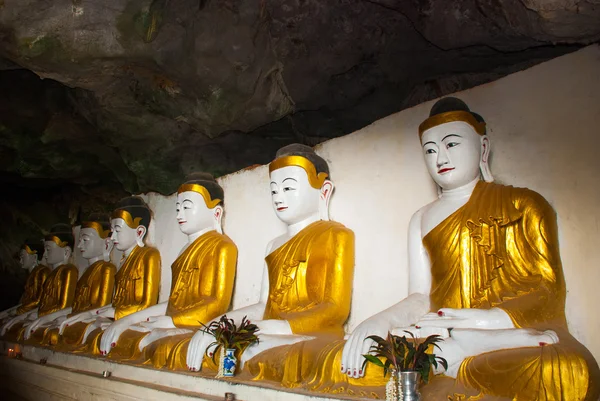 Muitas estátuas de Buda se sentam, escultura religiosa. Hpa-An, Myanmar. Birmânia . — Fotografia de Stock