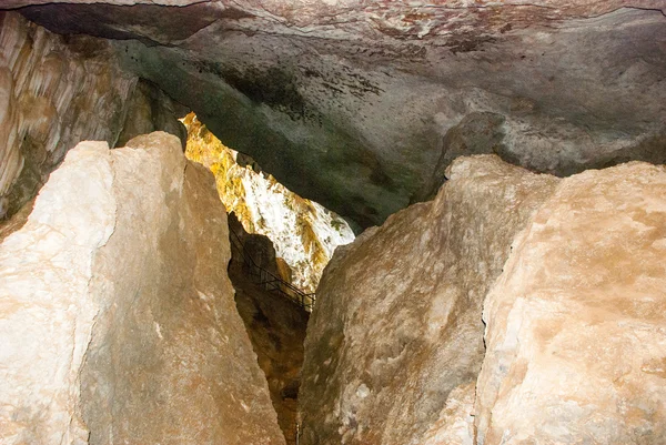 An ancient religious cave. The view from the inside. Hpa-An, Myanmar. Burma. — Stock Photo, Image