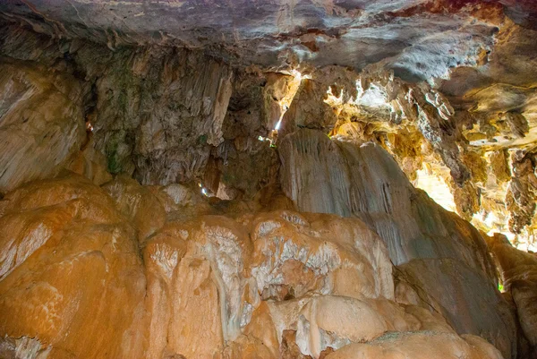 En gammal religiös grotta. Vyn från insidan. HPa-An, Myanmar. Burma. — Stockfoto