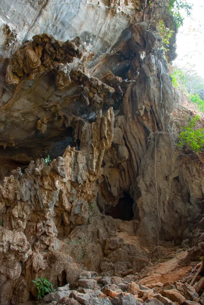 An ancient religious cave. The view from the inside. Hpa-An, Myanmar. Burma. — Stock Photo, Image