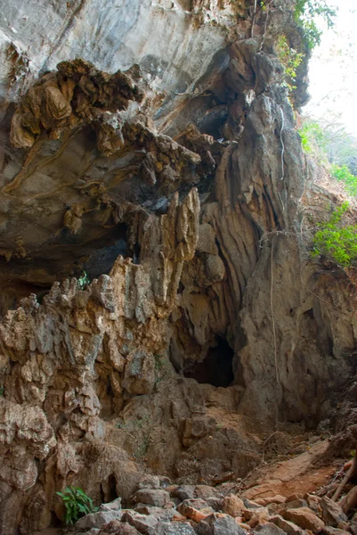 Een oude religieuze grot. Het uitzicht vanaf de binnenkant. HPA-An, Myanmar. Birma. — Stockfoto