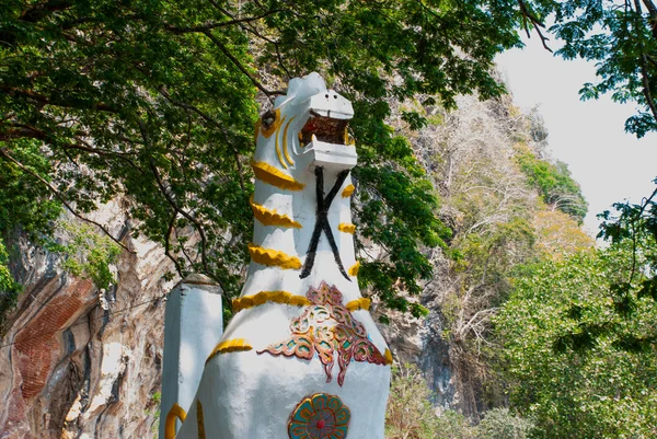 神話上の動物の彫刻。Hpa は、ミャンマー。ビルマ. — ストック写真