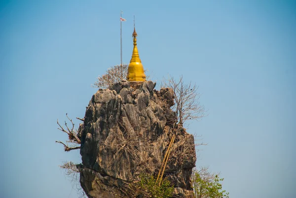 Kyauk Kalat Pagoda. Mawlamyine, Jha-an. Myanmar. Birmania. Pequeñas pagodas han sido erigidas sobre una roca escarpada . — Foto de Stock