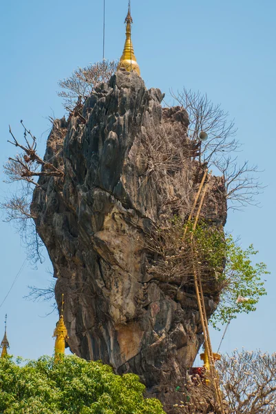 Kyauk Kalat Pagoda. Mawlamyine, Hha-an. Myanmar. Barma. Malé pagody byl postaven na strmé skále. — Stock fotografie