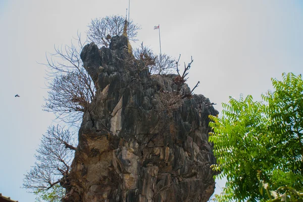 Kyauk Kalat Pagoda. Mawlamyine, Hha-an. Myanmar. Birmânia. Pequenos pagodes foram erguidos sobre uma rocha íngreme . — Fotografia de Stock