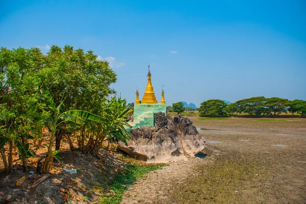 Kyauk Kalat Pagoda. Mawlamyine, Hha-an. Myanmar. Birmânia. Estupa dourada — Fotografia de Stock