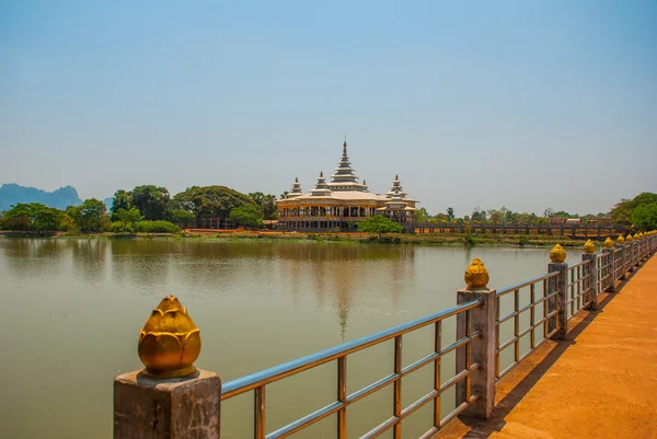 Klostret i dammen. Mawlamyine, Hha-an. Myanmar. Burma. — Stockfoto