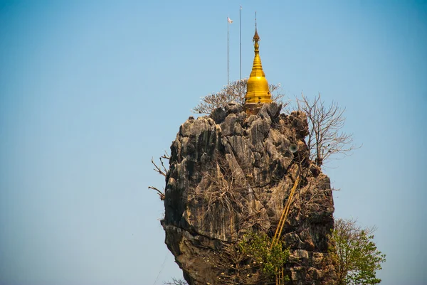 Kyauk Kalat pagode. Mawlamyine, Hha-an. Myanmar. Birma. Kleine pagodes zijn gemonteerd op een steile rots. — Stockfoto