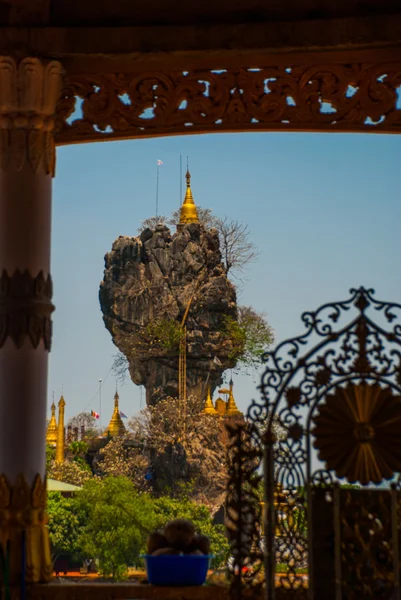 Kyauk Kalat Pagoda. Mawlamyine, Jha-an. Myanmar. Birmania. Pequeñas pagodas han sido erigidas sobre una roca escarpada . — Foto de Stock