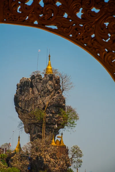 Kyauk Kalat Pagoda. Mawlamyine, Hha-an. Myanmar. Barma. Malé pagody byl postaven na strmé skále. — Stock fotografie
