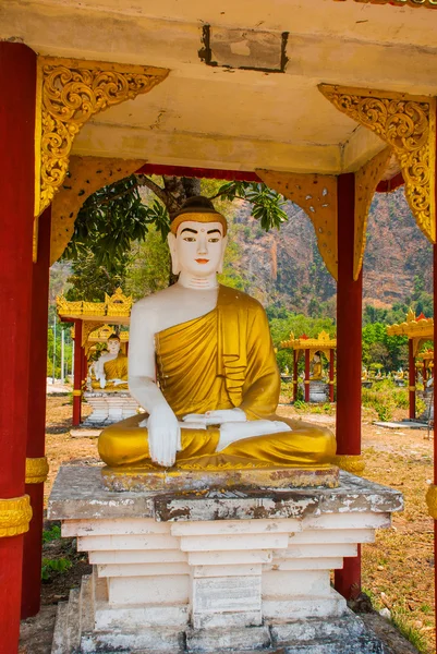 Beaucoup de statues des Bouddhas qui s'assoient, au milieu du beau paysage avec des montagnes dans la journée ensoleillée. Hpa-An, Myanmar. Birmanie . — Photo